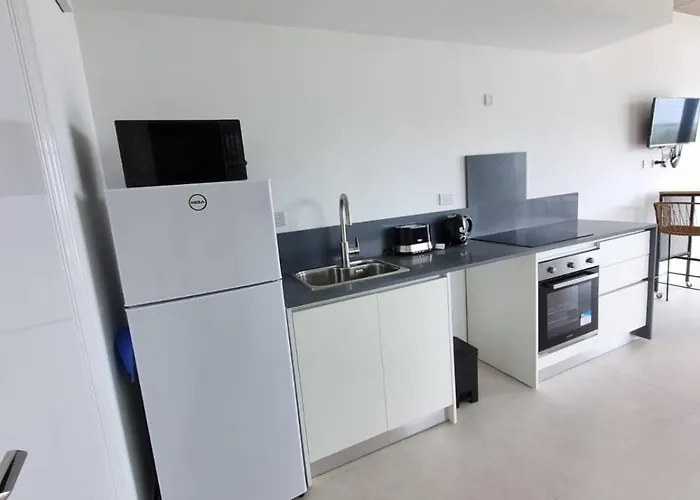Alquiler De Departamento Monoambiente Con Terraza, Frente Al Mar En La Costa Quequen, Con Pileta, Solarium Y Sum Con Parrilla