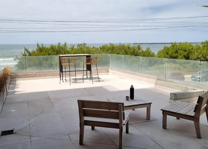 Alquiler De Departamento Monoambiente Con Terraza, Frente Al Mar En La Costa Quequen, Con Pileta, Solarium Y Sum Con Parrilla